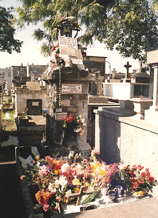 Vista general de la tumba de Bazán Frías ubicada en el Cementerio Norte (Tucumán) donde los creyentes a rezar, pedir y agradecer