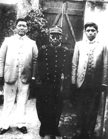 El anciano cacique general Namuncurá junto a su hijo Ceferino (Foto Archivo General de la Nación).