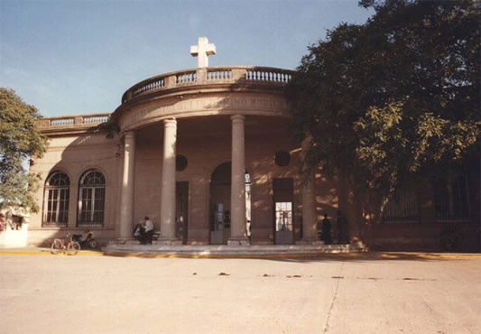 Entrada principal del cementerio de Salto. La tumba de Pancho Sierra se encuentra en el pasillo principal a pocos metros de la entrada