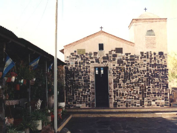 En Vallecito quince capillas donadas por diferentes promesantes se levantan al pie de la loma donde murió Deolinda Correa. 