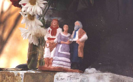 Un nueva trilogía depositada a los pies del monumento a Pancho Sierra, en Salto, muestra al Gaucho Santo, la Hermana Irma y el Gauchito Gil